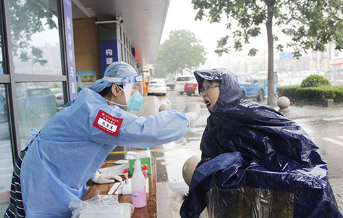 雨中核酸采樣1.jpg